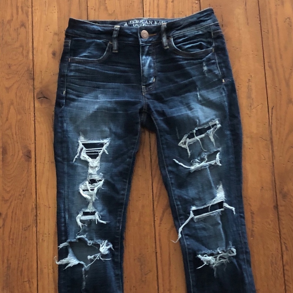 Straight leg, dark wash, faded ripped jeans 👖